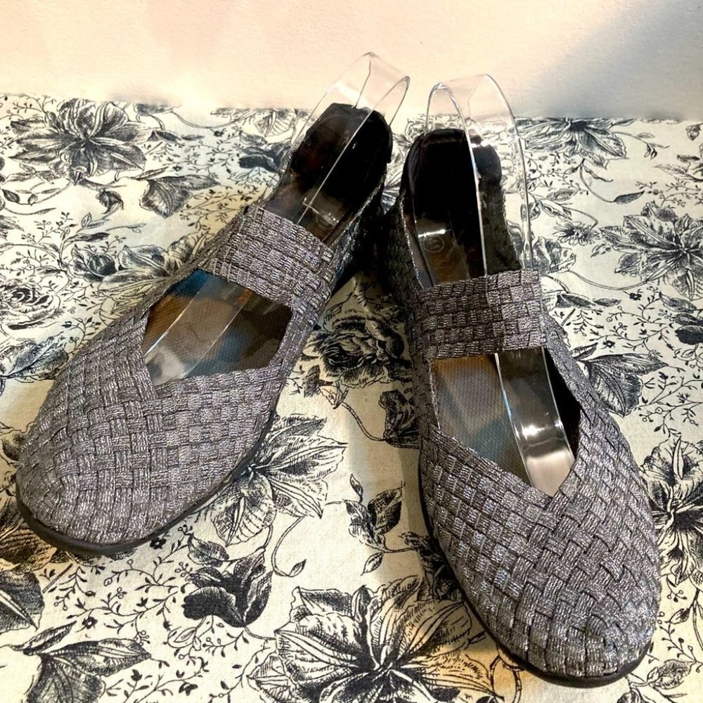 BERNIE MERV Sz 41 Slip On Elastic Silver Mesh Flats  Sandals